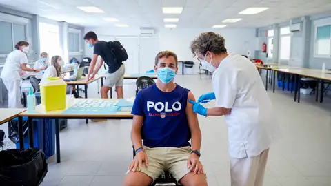 Un joven se vacuna en el centro de vacunación sin cita previa que se ha montado en la Universidad de Girona Un joven se vacuna en el centro de vacunación sin cita previa que se ha montado en la Universidad de Girona