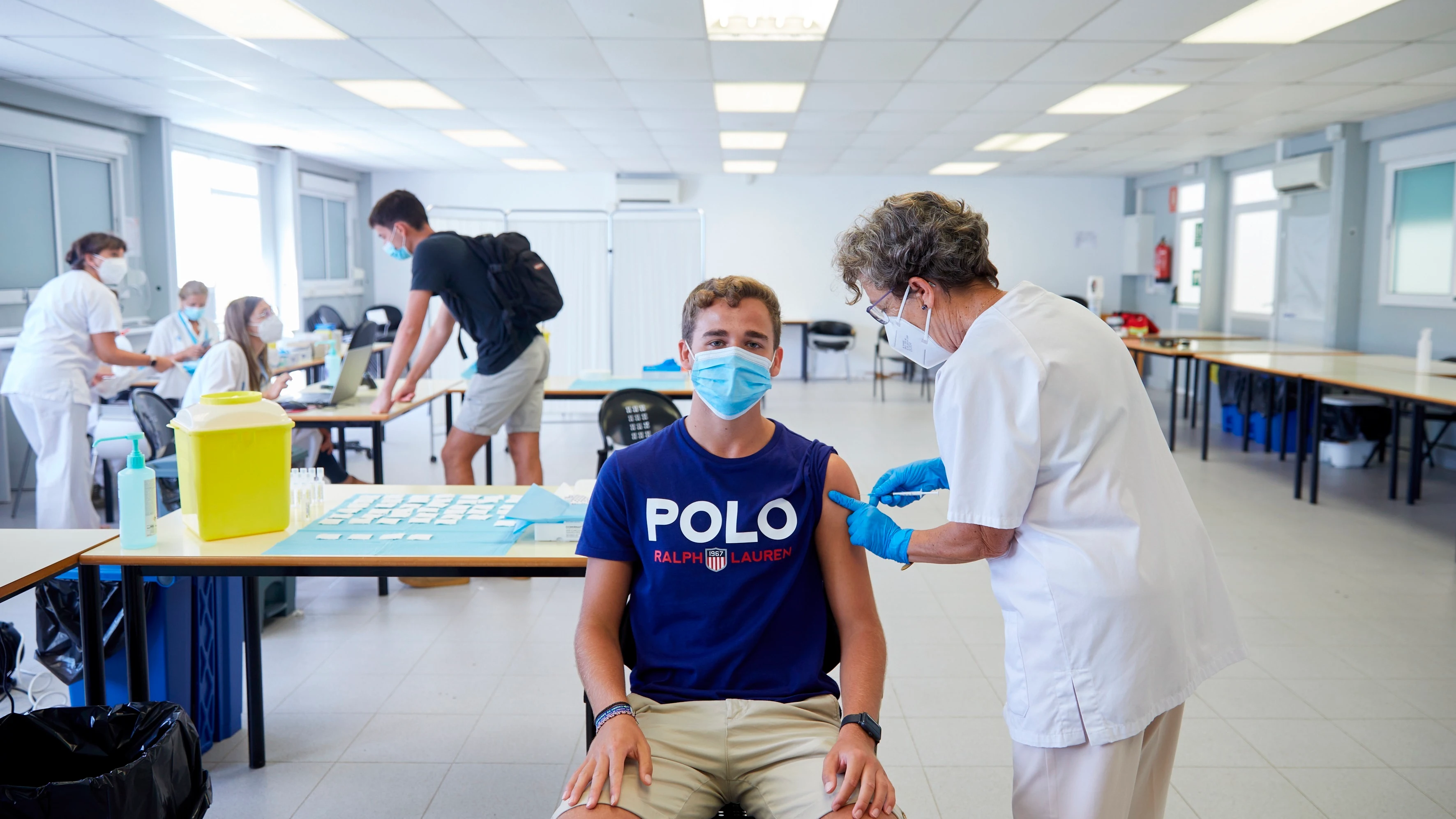 Un joven se vacuna en el centro de vacunación sin cita previa que se ha montado en la Universidad de Girona Un joven se vacuna en el centro de vacunación sin cita previa que se ha montado en la Universidad de Girona