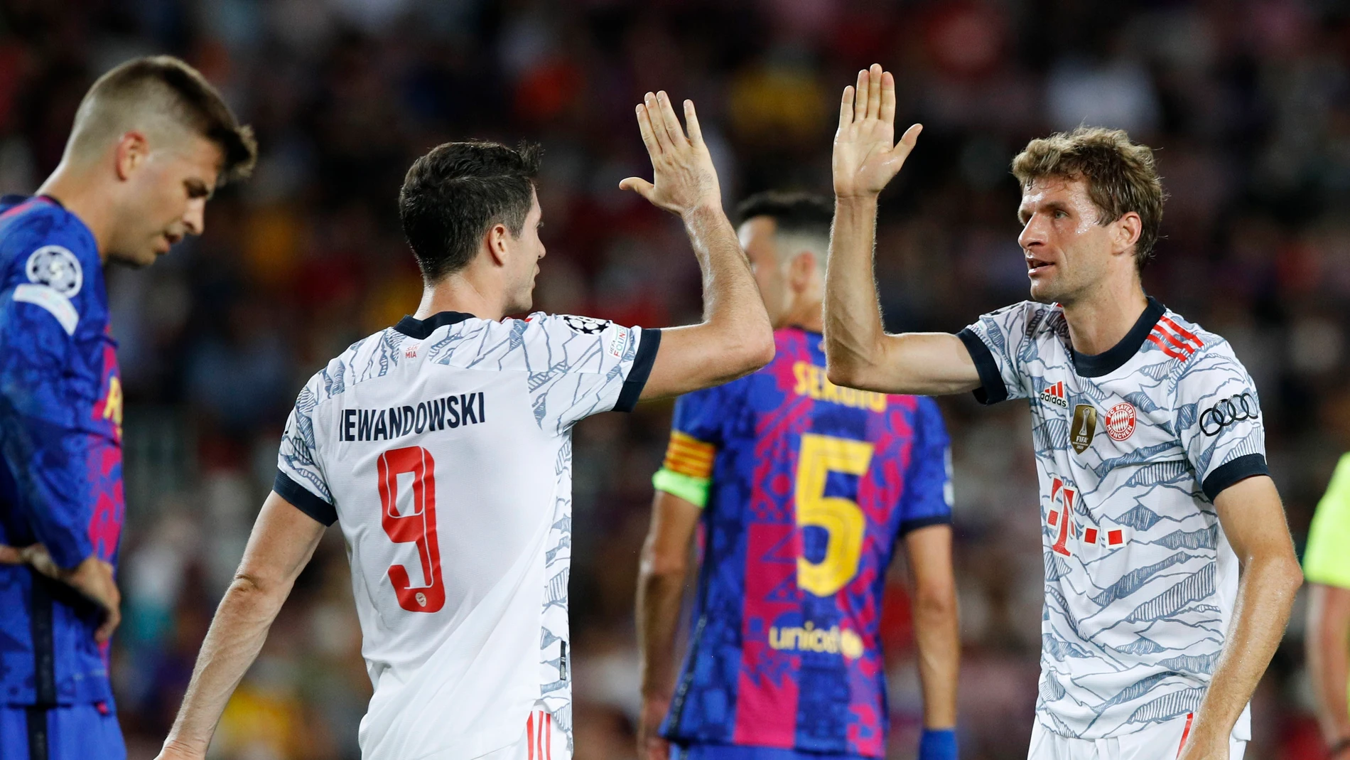 Lewandowski y Müller celebran el 0-1 en el Camp Nou