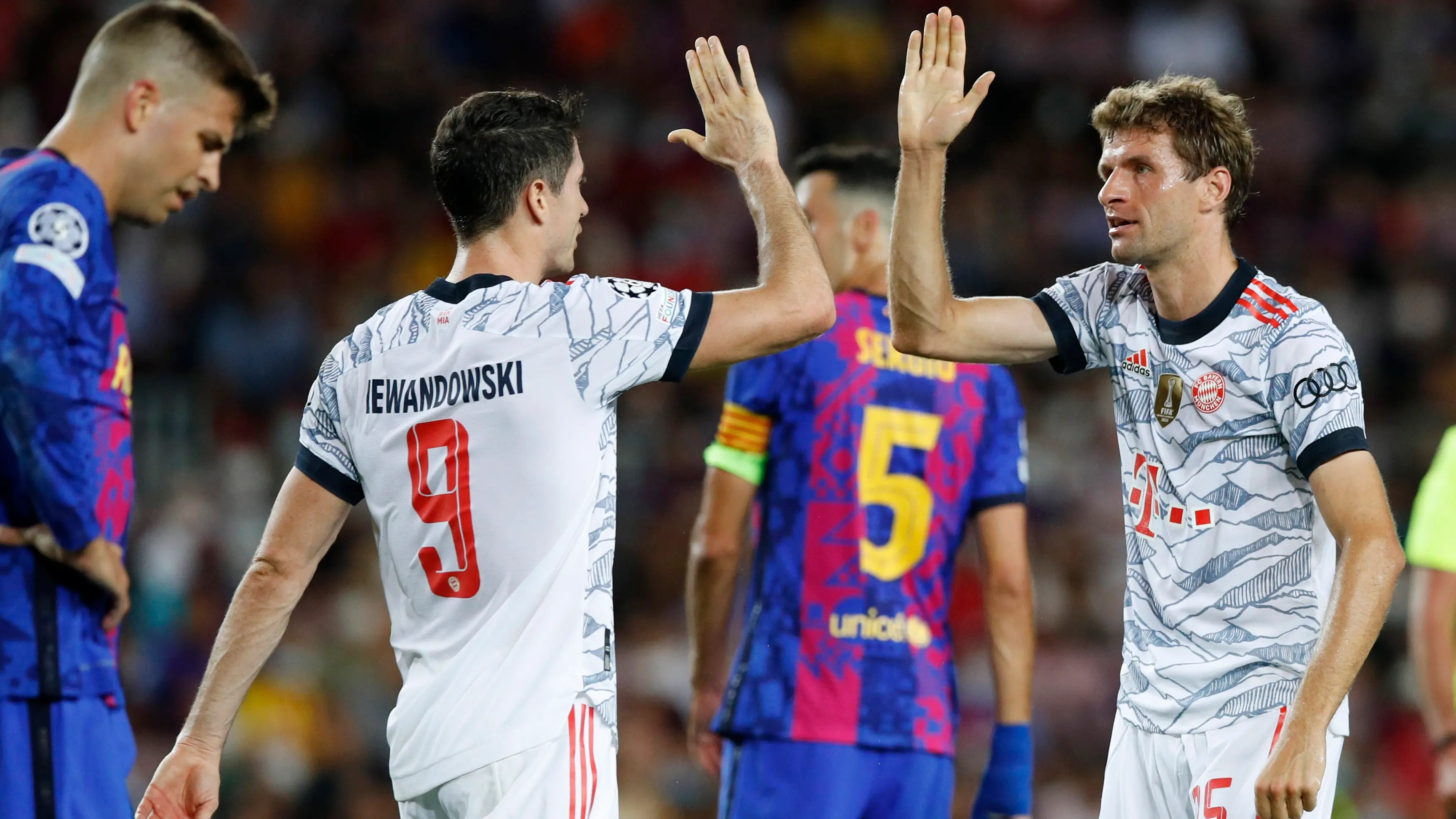 Lewandowski y M&uuml;ller celebran el 0-1 en el Camp Nou
