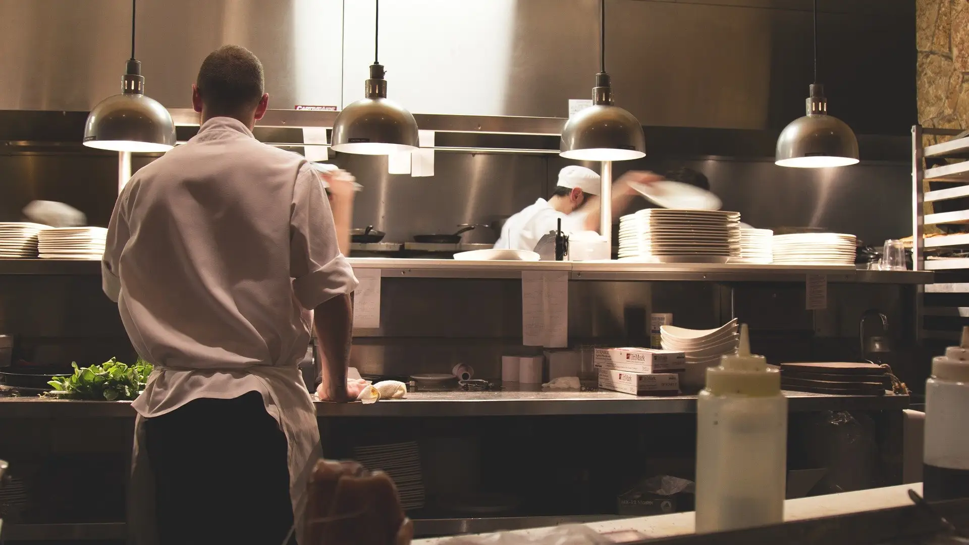El encargado de un bar de Oviedo acepta 6 meses de cárcel por apropiarse de 4.000 euros de la recaudación El encargado de un bar de Oviedo acepta 6 meses de cárcel por apropiarse de 4.000 euros de la recaudación