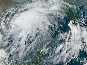 La tormenta Nicholas se convierte en huracán y toca tierra en Texas La tormenta Nicholas se convierte en huracán y toca tierra en Texas