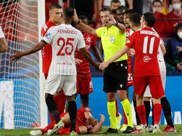 El Sevilla debuta en la Champions con un empate ante el Salzburgo en un partido de locura