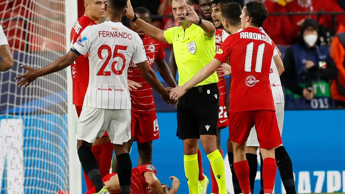 El Sevilla debuta en la Champions con un empate ante el Salzburgo en un partido de locura