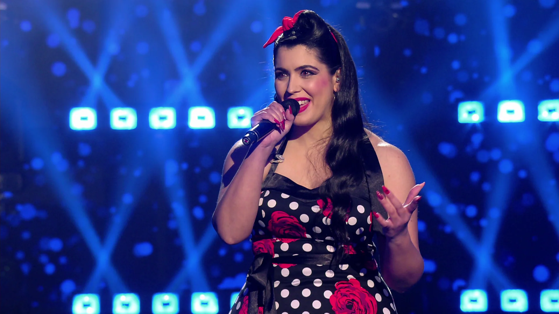 ¡El fallo más romántico! La pin up enamora con el bolero ‘Por debajo de la mesa’ 
