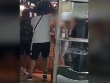 Heridas 5 personas tras una pelea en un bar porque no les gustó la mesa asignada