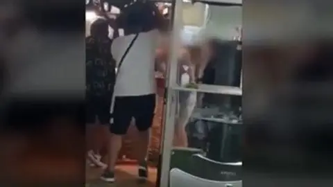 Heridas 5 personas tras una pelea en un bar porque no les gustó la mesa asignada Heridas 5 personas tras una pelea en un bar porque no les gustó la mesa asignada