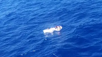 Encuentran a 2 niños náufragos aferrados al cuerpo de su madre sin vida tras amamantarlos 4 días a la deriva Encuentran a 2 niños náufragos aferrados al cuerpo de su madre sin vida tras amamantarlos 4 días a la deriva
