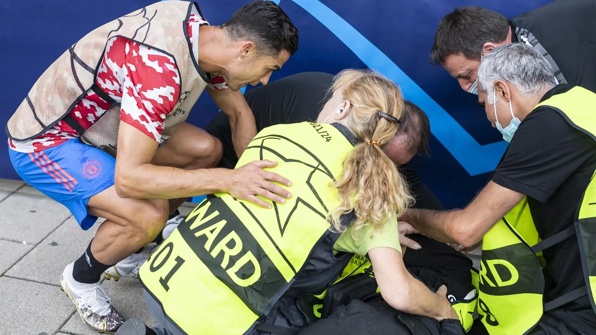 Cristiano Ronaldo noquea a una mujer del equipo de seguridad de un pelotazo y corre a ayudarla Cristiano Ronaldo noquea a una mujer del equipo de seguridad de un pelotazo y corre a ayudarla