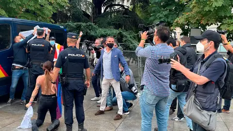Activista de Femen protestan frente al Congreso contra "la homofobia" y "el discurso del odio" Activista de Femen protestan frente al Congreso contra "la homofobia" y "el discurso del odio"