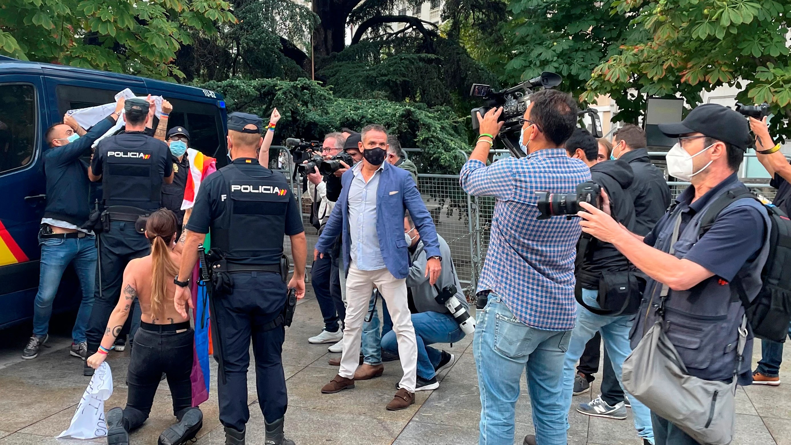 Activista de Femen protestan frente al Congreso contra "la homofobia" y "el discurso del odio"