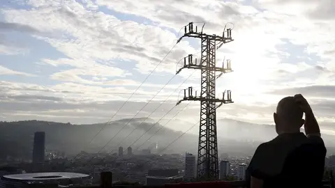 Una persona observa el cableado con el que red eléctrica. Una persona observa el cableado con el que red eléctrica.