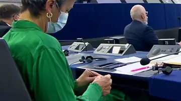 Comisaria tejiendo en una sesión de la Comisión Europea Comisaria tejiendo en una sesión de la Comisión Europea