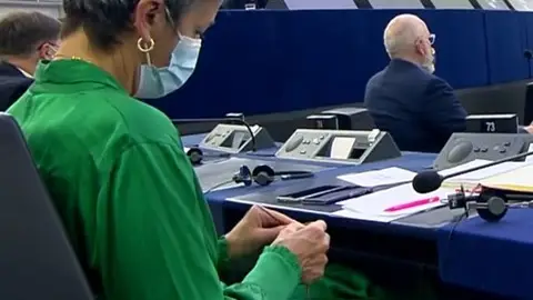 Comisaria tejiendo en una sesión de la Comisión Europea Comisaria tejiendo en una sesión de la Comisión Europea