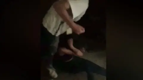 Un momento de la agresión Un momento de la agresión