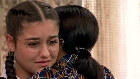 Manolita da la cara por Catalina, ajena a los graves problemas que padece en el colegio Manolita da la cara por Catalina, ajena a los graves problemas que padece en el colegio
