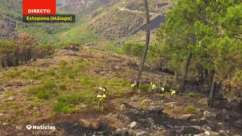 Los bomberos siguen trabajando en el incendio de Sierra Bermeja para evitar que las llamas se reaviven Los bomberos siguen trabajando en el incendio de Sierra Bermeja para evitar que las llamas se reaviven