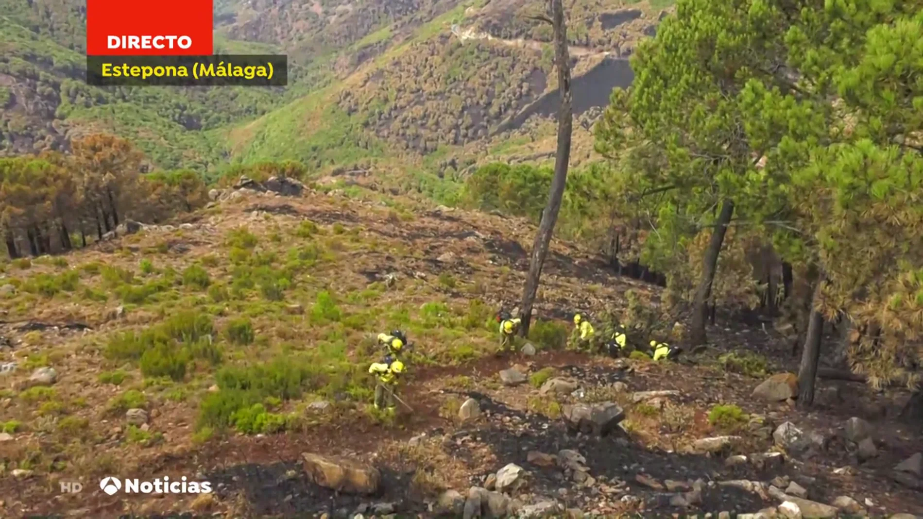 Los bomberos siguen trabajando en el incendio de Sierra Bermeja para evitar que las llamas se reaviven