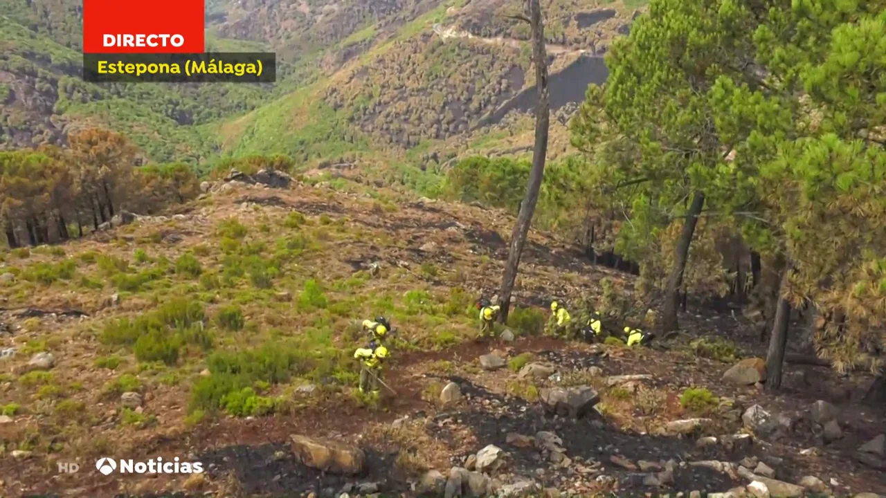 Los bomberos siguen trabajando en el incendio de Sierra Bermeja para evitar que las llamas se reaviven