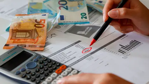 El precio de la luz sigue batiendo récords y el jueves llega a los 188,18 euros el megavatio/hora El precio de la luz sigue batiendo récords y el jueves llega a los 188,18 euros el megavatio/hora