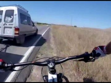 Un conductor saca de la carretera a 2 ciclistas en Murcia