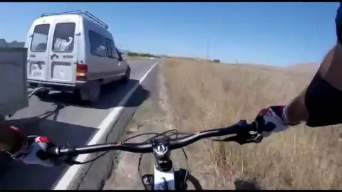 Un conductor saca de la carretera a 2 ciclistas en Murcia Un conductor saca de la carretera a 2 ciclistas en Murcia