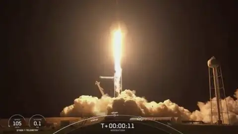 Despega el primer vuelo espacial tripulado por turistas Despega el primer vuelo espacial tripulado por turistas