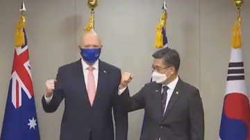 Los ministros de Sanidad de Corea y Australia protagonizan un divertido momento al saludarse con el codo Los ministros de Sanidad de Corea y Australia protagonizan un divertido momento al saludarse con el codo