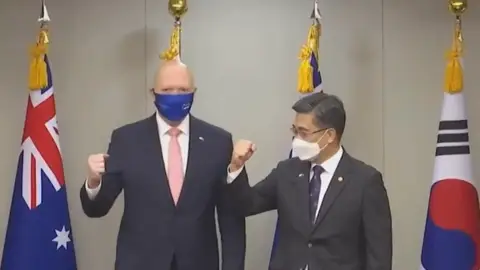 Los ministros de Sanidad de Corea y Australia protagonizan un divertido momento al saludarse con el codo Los ministros de Sanidad de Corea y Australia protagonizan un divertido momento al saludarse con el codo
