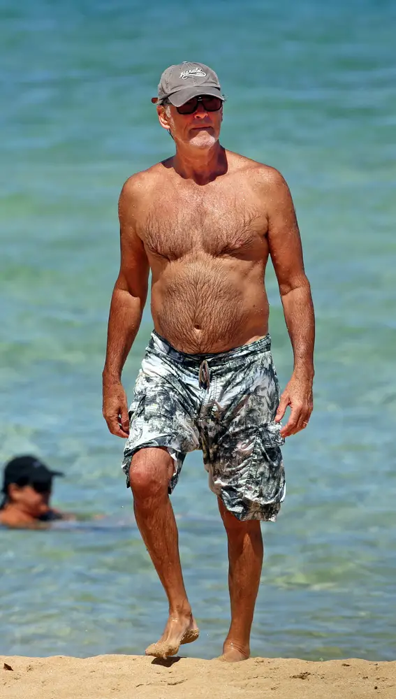 Pierce Brosnan en la playa