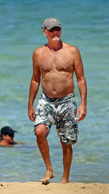 Pierce Brosnan en la playa Pierce Brosnan en la playa
