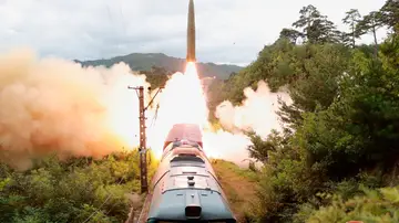 Lanzamiento misiles desde un tren en Corea Lanzamiento misiles desde un tren en Corea