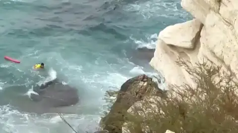 El vídeo del complicado rescate de la joven que se cayó cuando se realizaba un selfie en el Castillo de Benidorm El vídeo del complicado rescate de la joven que se cayó cuando se realizaba un selfie en el Castillo de Benidorm