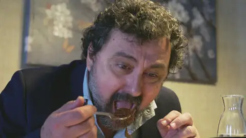 ¡Comen carne humana! Paco y Mariano traspasan “la línea roja de la antropofagia” ¡Comen carne humana! Paco y Mariano traspasan “la línea roja de la antropofagia”