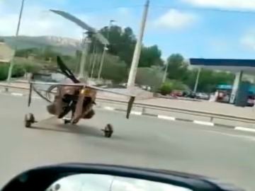 Autogiro circulando en una carretera de Castalla, en Alicante