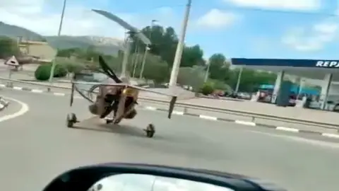 Autogiro circulando en una carretera de Castalla, en Alicante Autogiro circulando en una carretera de Castalla, en Alicante