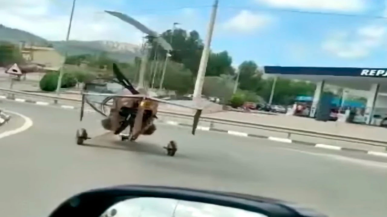 Autogiro circulando en una carretera de Castalla, en Alicante Autogiro circulando en una carretera de Castalla, en Alicante
