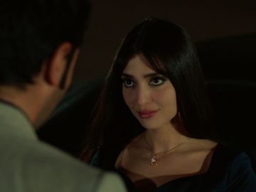 Yilmaz y Müjgan sellan su amor con un anillo de compromiso 