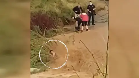 Angustioso rescate a una mujer que estaba siendo arrastrada por una riada en Cheste Angustioso rescate a una mujer que estaba siendo arrastrada por una riada en Cheste