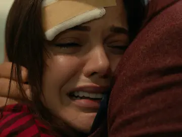 Züleyha, rota de dolor al presenciar el amor que existe entre Yilmaz y Müjgan Züleyha, rota de dolor al presenciar el amor que existe entre Yilmaz y Müjgan
