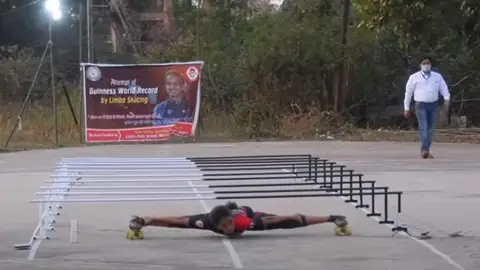 Shrishti Dharmendra Sharma establece un nuevo récord en limbo skating Shrishti Dharmendra Sharma establece un nuevo récord en limbo skating