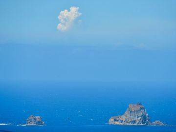 Vista de la columna de humo del volcán de Cumbre Vieja en La Palma, divisada desde el municipio de La Frontera en la Isla de El Hierro