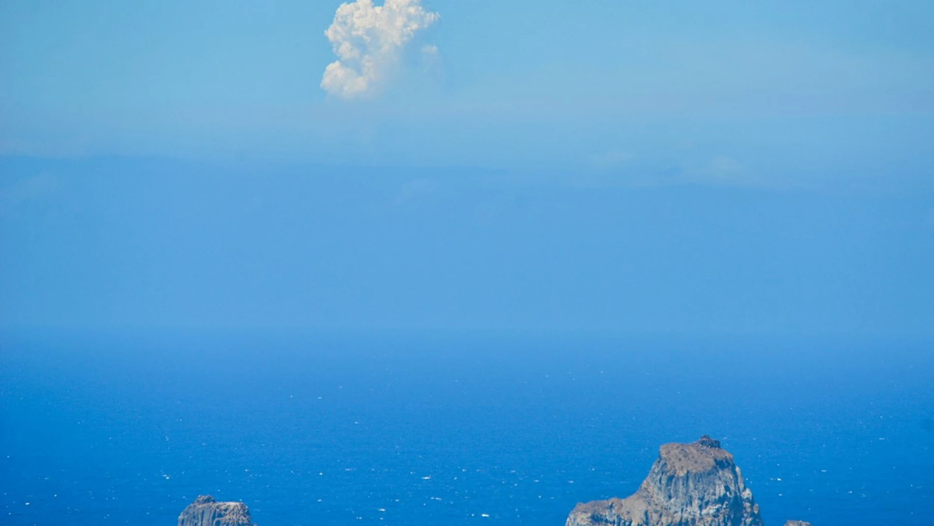 Vista de la columna de humo del volcán de Cumbre Vieja en La Palma, divisada desde el municipio de La Frontera en la Isla de El Hierro