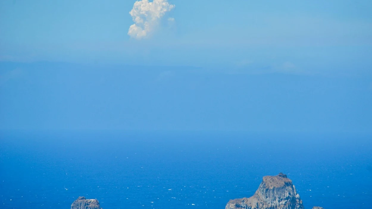 Vista de la columna de humo del volcán de Cumbre Vieja en La Palma, divisada desde el municipio de La Frontera en la Isla de El Hierro Vista de la columna de humo del volcán de Cumbre Vieja en La Palma, divisada desde el municipio de La Frontera en la Isla de El Hierro