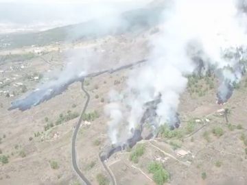 Las impresionantes imágenes desde el aire de la ceniza del volcán de La Palma