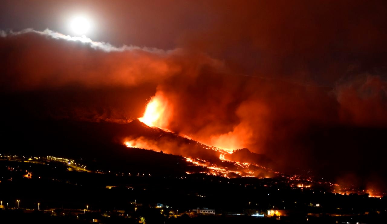 Emerge una nueva boca eruptiva y aumentan las evacuaciones en La Palma