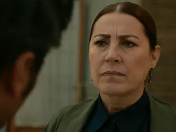Hünkar defiende a Gülten de las garras de su hermano Hünkar defiende a Gülten de las garras de su hermano