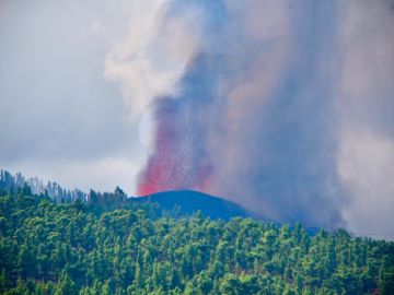 El nuevo volcán que estalló este domingo en La Palma está emitiendo de 6.000 a 9.000 toneladas diarias de dióxiodo de azufre (SO2)