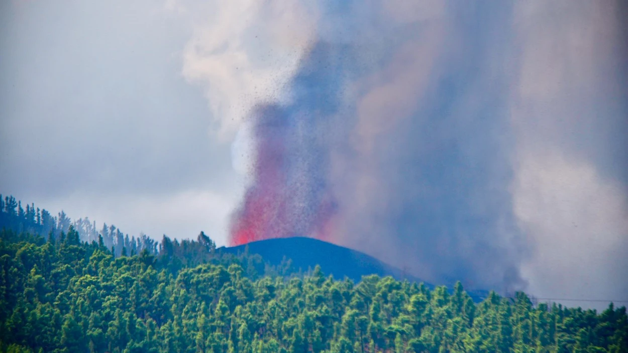 El nuevo volcán que estalló este domingo en La Palma está emitiendo de 6.000 a 9.000 toneladas diarias de dióxiodo de azufre (SO2) El nuevo volcán que estalló este domingo en La Palma está emitiendo de 6.000 a 9.000 toneladas diarias de dióxiodo de azufre (SO2)