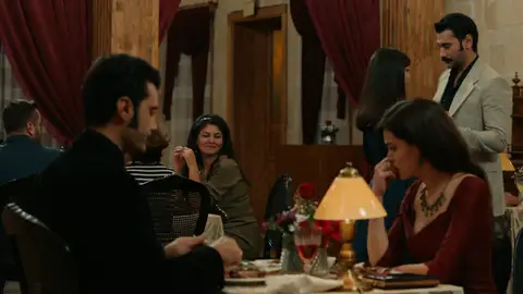 La historia de amor entre Yilmaz y Müjgan avanza ante los ojos de Züleyha La historia de amor entre Yilmaz y Müjgan avanza ante los ojos de Züleyha